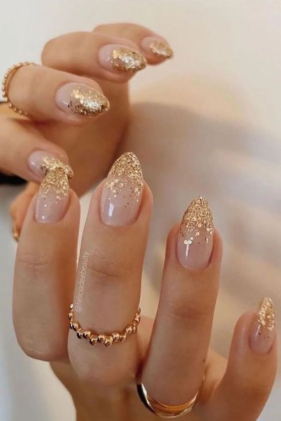 17 Stylish Christmas Nail Color Ideas for 2023