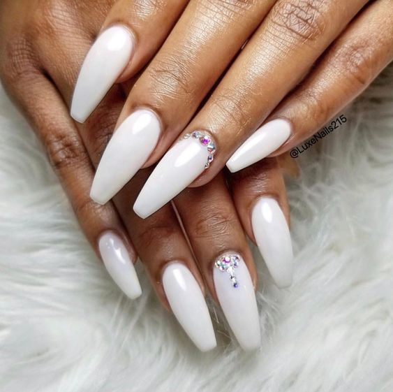 17 Stylish Christmas Nail Color Ideas for 2023