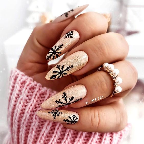 17 ideas de uñas medianas de invierno para 2023-2024