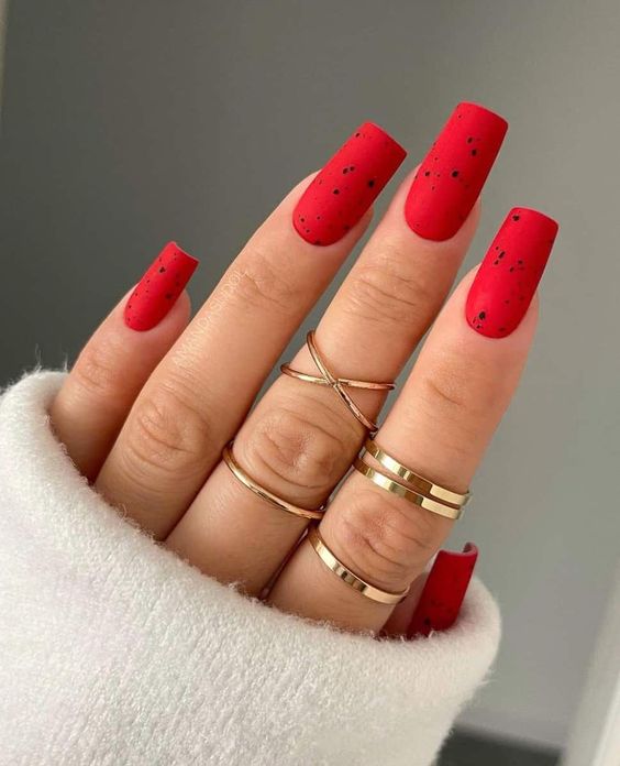 15 elegantes tendencias de uñas rojas para el invierno 2023-2024