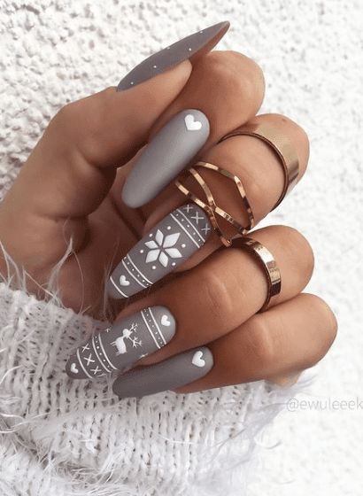 17 ideas de uñas medianas de invierno para 2023-2024