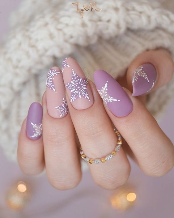 17 ideas de uñas medianas de invierno para 2023-2024