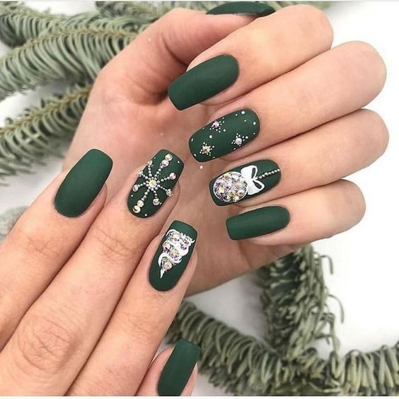 17 ideas de uñas medianas de invierno para 2023-2024