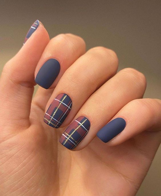 17 Short Gel Nail Ideas for Winter 2023-2024