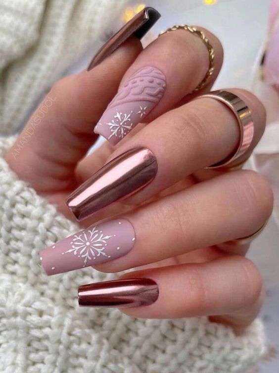 17 Stylish Christmas Nail Color Ideas for 2023