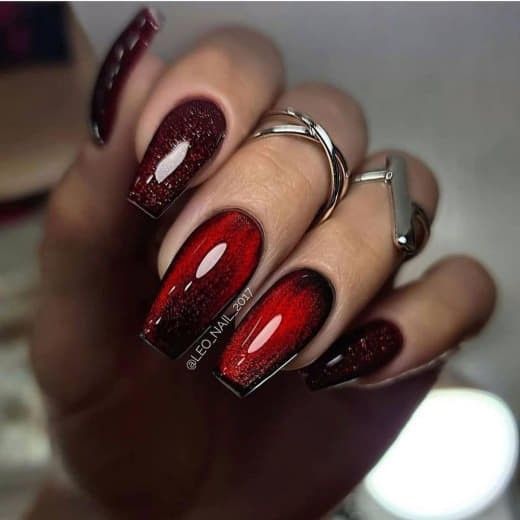 15 elegantes tendencias de uñas rojas para el invierno 2023-2024