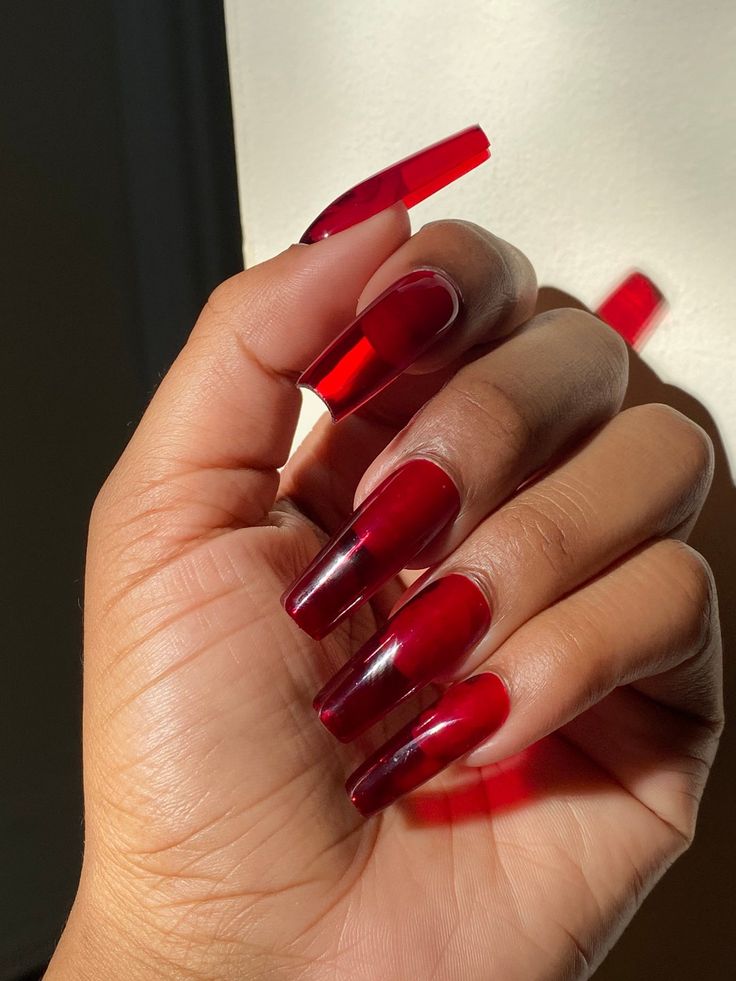 15 elegantes tendencias de uñas rojas para el invierno 2023-2024