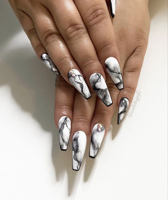 17 Elegant White Nail Designs for Winter 2023-2024