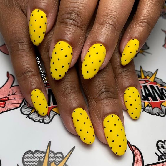 15 diseños de uñas de color amarillo vibrante para el invierno 2023-2024