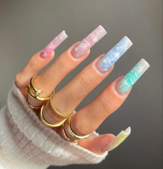 15 ideas de uñas de arcoíris de invierno para 2023-2024