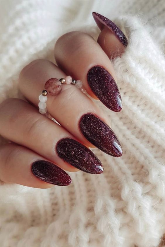 17 Stylish Christmas Nail Color Ideas for 2023