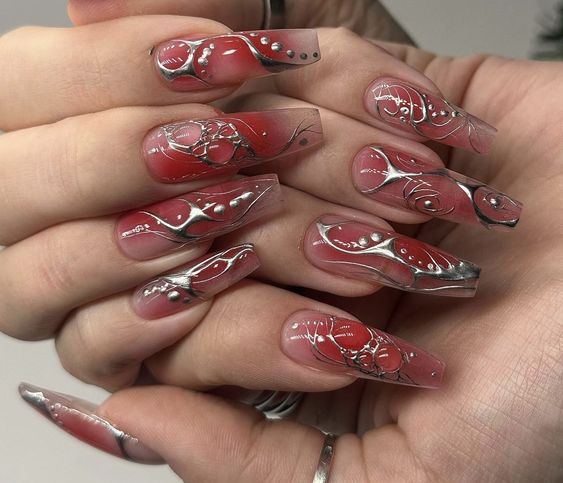 15 elegantes tendencias de uñas rojas para el invierno 2023-2024