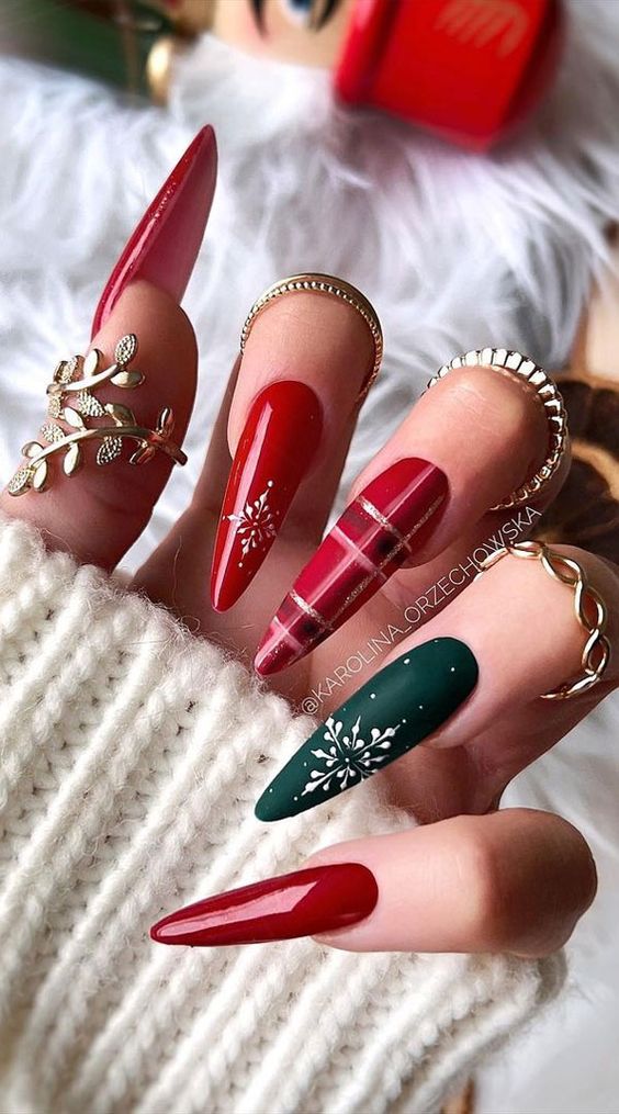 19 Festive Christmas Gel Nail Ideas for 2023