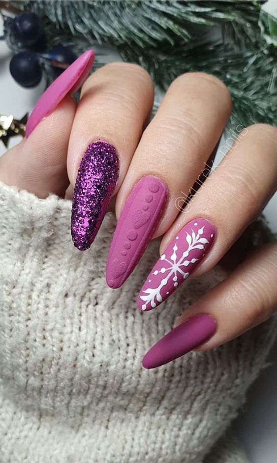 17 Stylish Christmas Nail Color Ideas for 2023