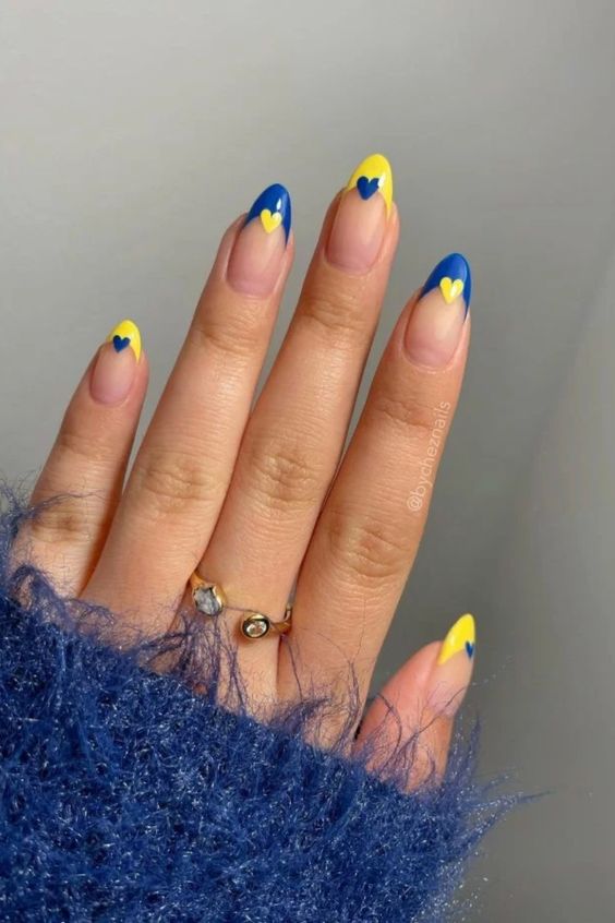 15 diseños de uñas de color amarillo vibrante para el invierno 2023-2024