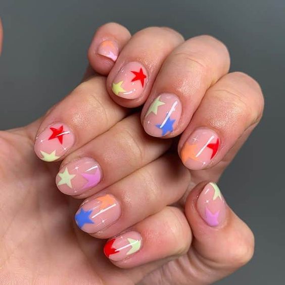 17 ideas de uñas de invierno multicolores para 2023-2024