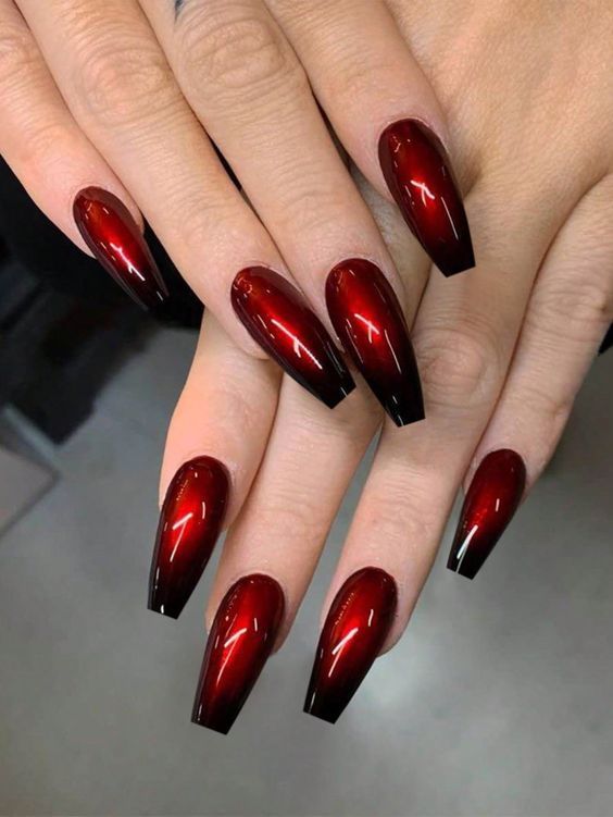 15 elegantes tendencias de uñas rojas para el invierno 2023-2024