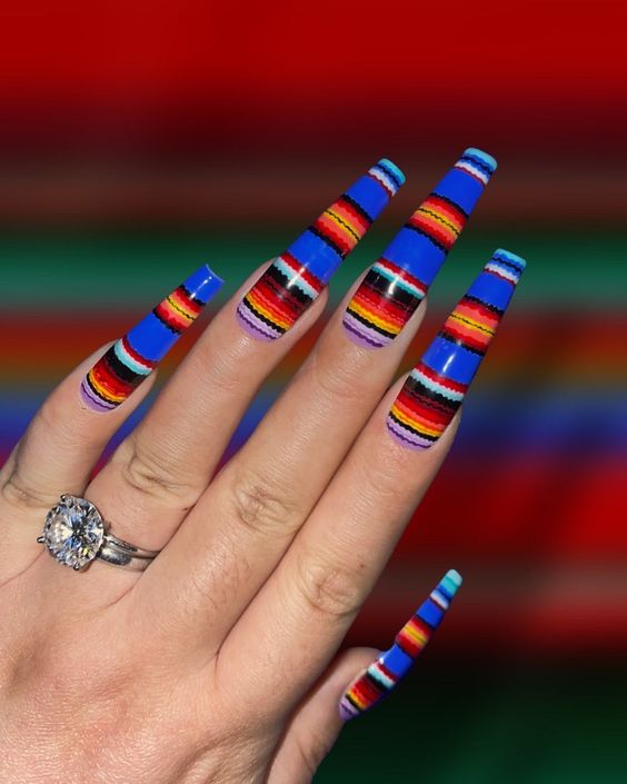 17 ideas de uñas de invierno multicolores para 2023-2024