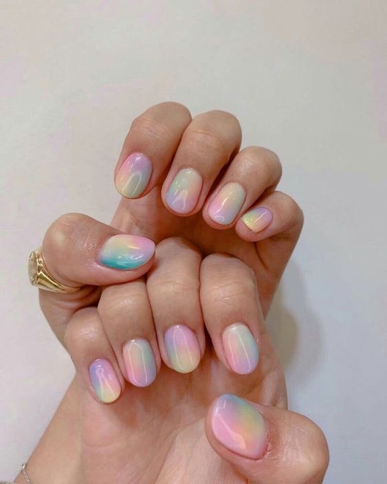 17 ideas de uñas de invierno multicolores para 2023-2024