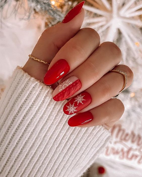 17 Stylish Christmas Nail Color Ideas for 2023