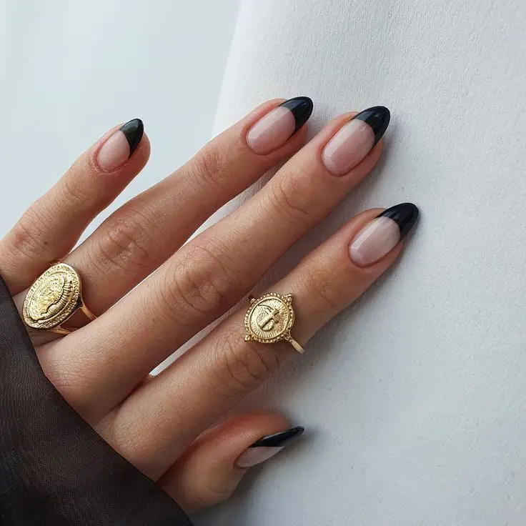 15 elegantes ideas cortas y negras para uñas de Año Nuevo para 2024