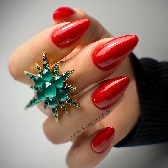 17 Stylish Christmas Nail Color Ideas for 2023