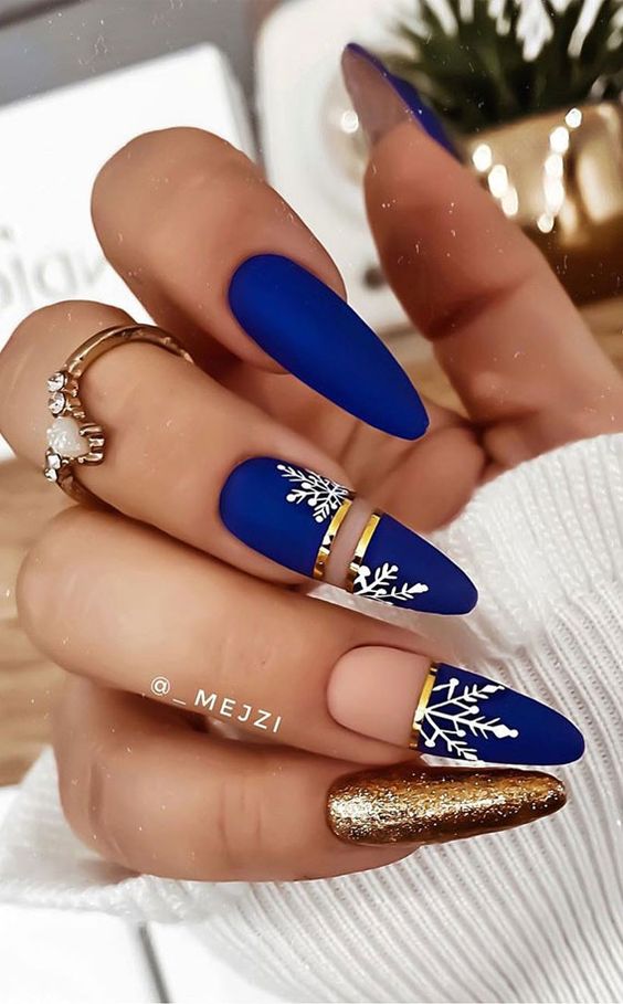 17 Stylish Christmas Nail Color Ideas for 2023