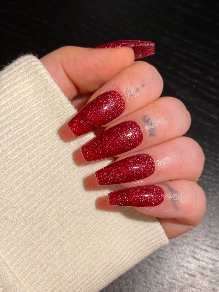 15 elegantes tendencias de uñas rojas para el invierno 2023-2024