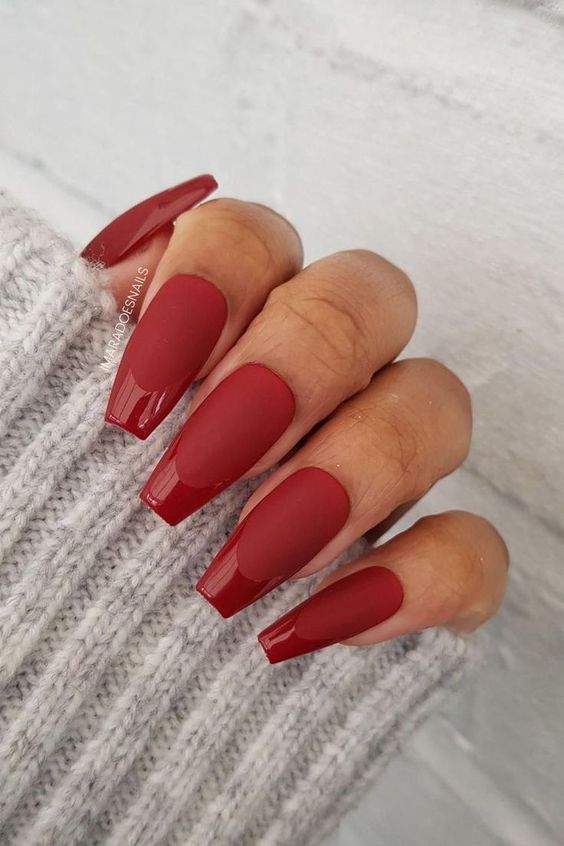 15 elegantes tendencias de uñas rojas para el invierno 2023-2024