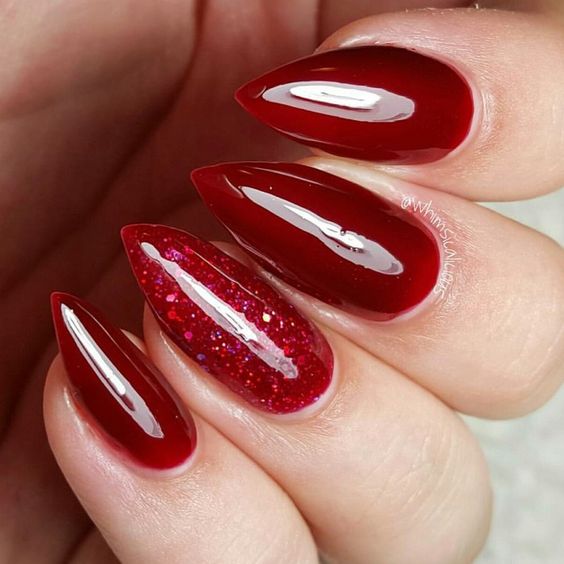 15 elegantes tendencias de uñas rojas para el invierno 2023-2024