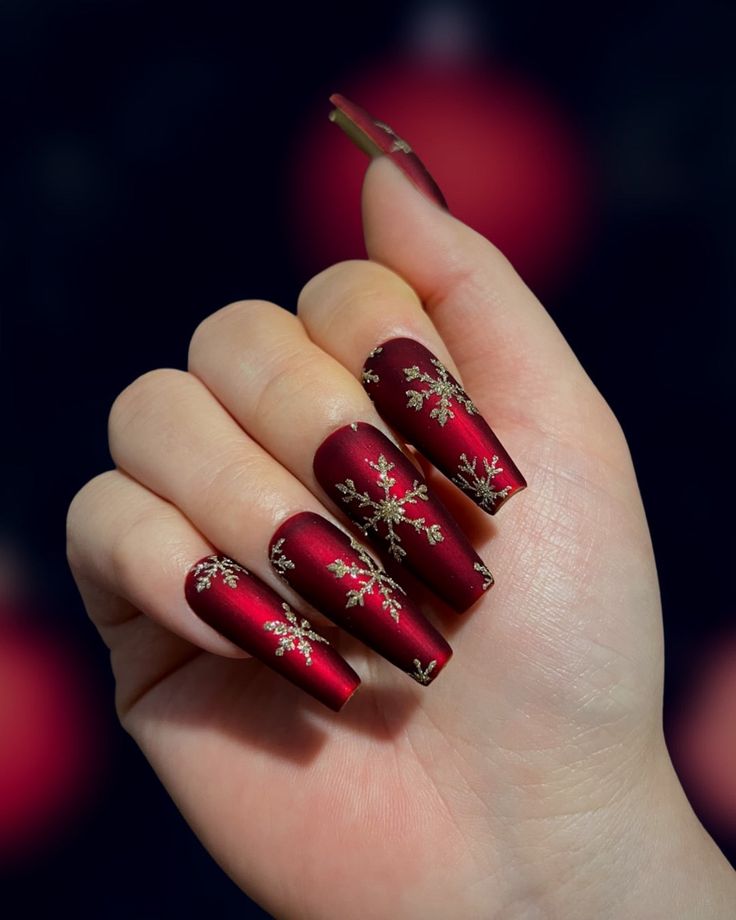 15 elegantes tendencias de uñas rojas para el invierno 2023-2024