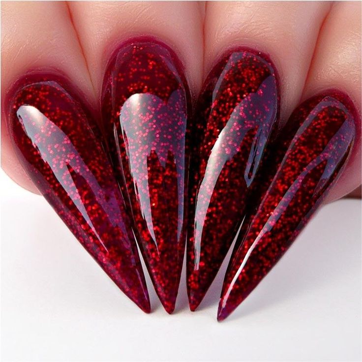 15 elegantes tendencias de uñas rojas para el invierno 2023-2024