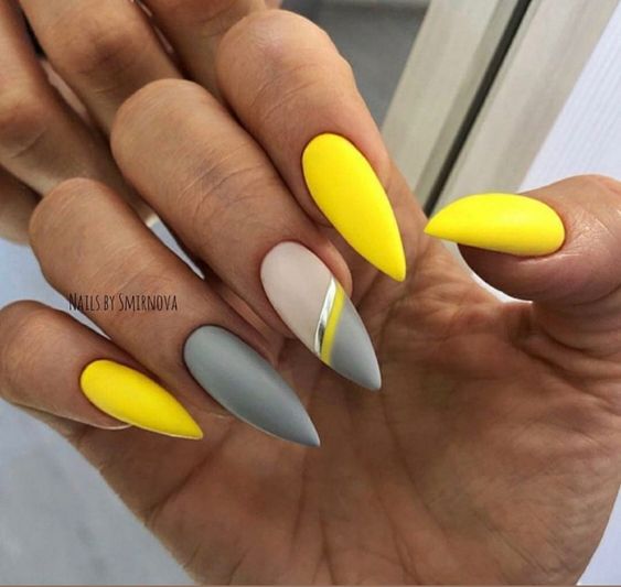 15 diseños de uñas de color amarillo vibrante para el invierno 2023-2024