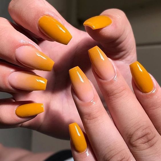 15 diseños de uñas de color amarillo vibrante para el invierno 2023-2024