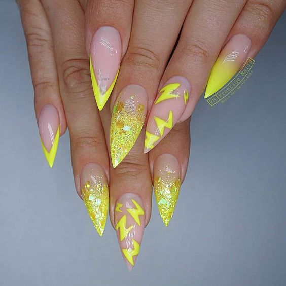 15 diseños de uñas de color amarillo vibrante para el invierno 2023-2024