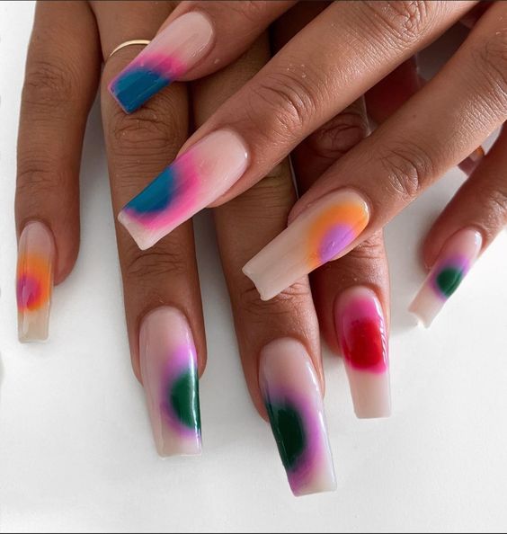 15 ideas de uñas de arcoíris de invierno para 2023-2024