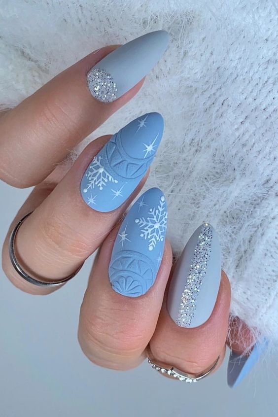 19 Festive Christmas Gel Nail Ideas for 2023