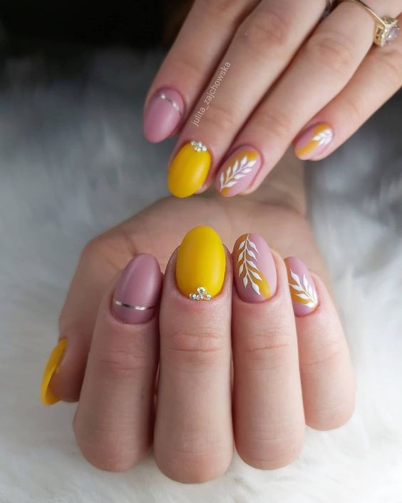 15 diseños de uñas de color amarillo vibrante para el invierno 2023-2024