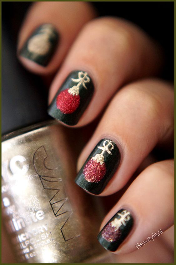 15 Simple and Elegant Christmas Nail Ideas for 2023