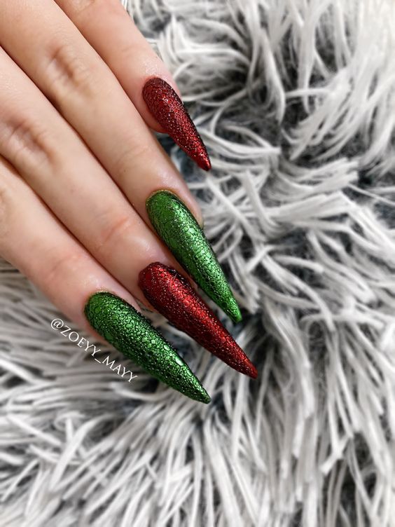 19 Creative Christmas Nail Art Ideas for 2023