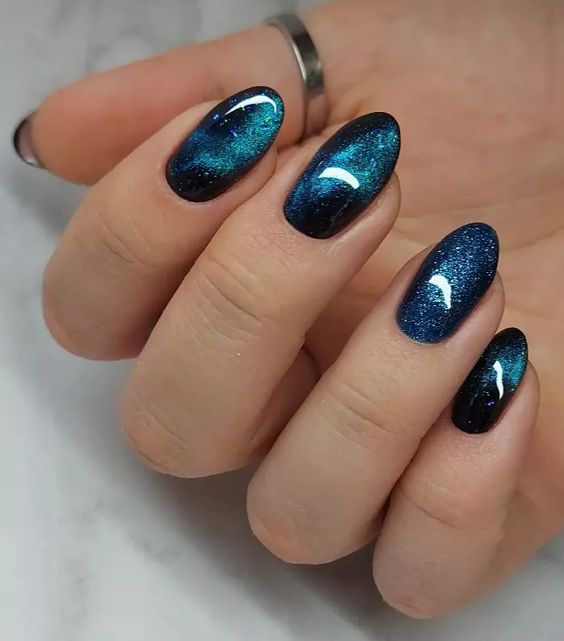 15 Stylish Short Blue New Year's Nail Ideas for 2024