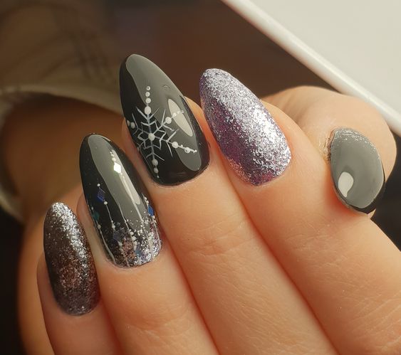 15 Chic and Edgy Black Christmas Nail Ideas for 2023