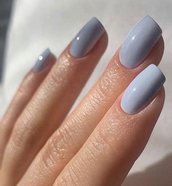 17 impresionantes ideas de uñas de colores sólidos para el invierno 2023-2024