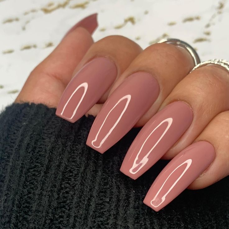 17 impresionantes ideas de uñas de colores sólidos para el invierno 2023-2024