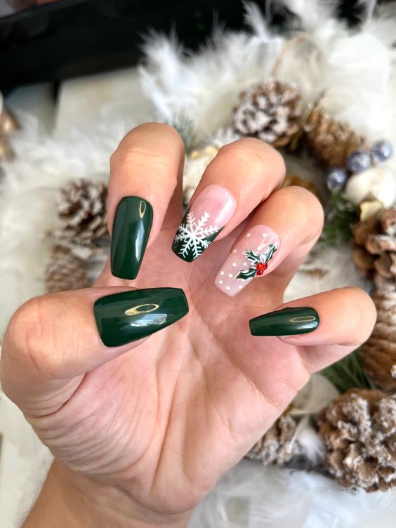 17 impresionantes ideas de uñas navideñas verdes para 2023