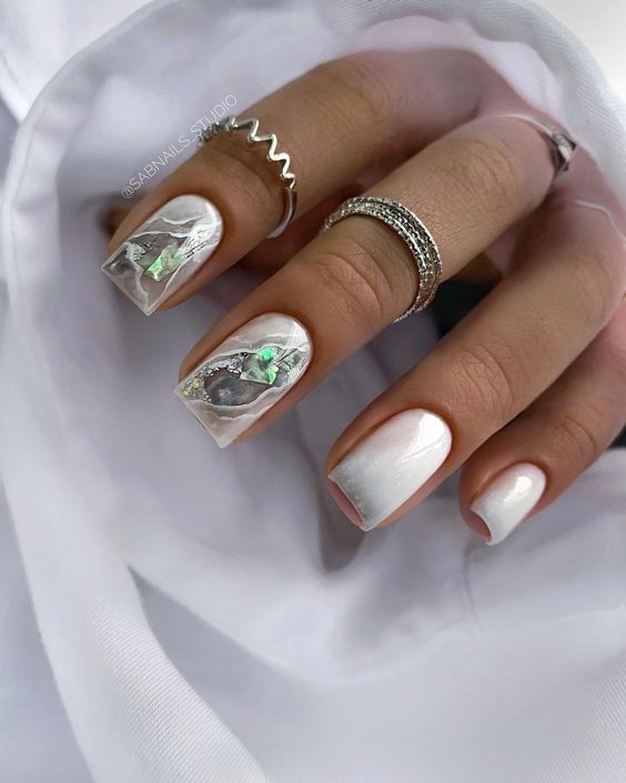 15 Chic Short White New Year's Nail Ideas for 2024