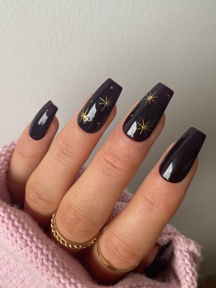 15 Chic and Edgy Black Christmas Nail Ideas for 2023