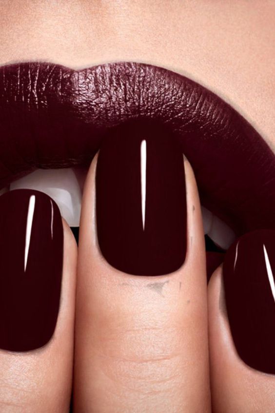 17 elegantes colores de esmalte de uñas para el invierno 2023-2024