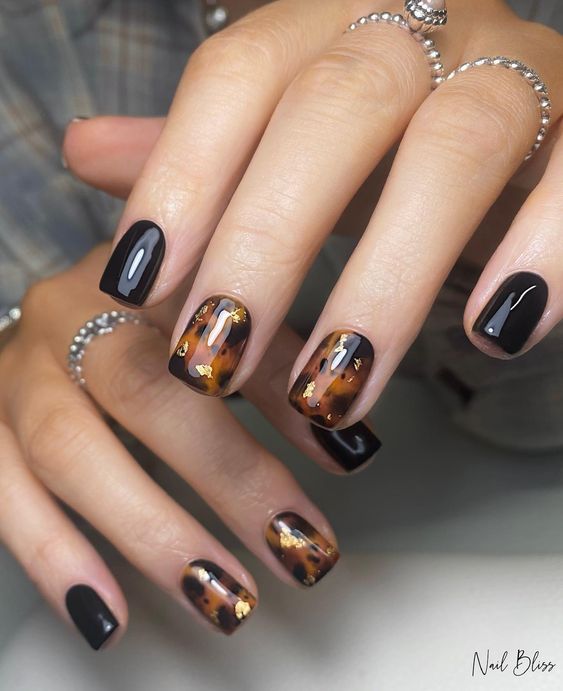 15 Chic and Edgy Black Christmas Nail Ideas for 2023