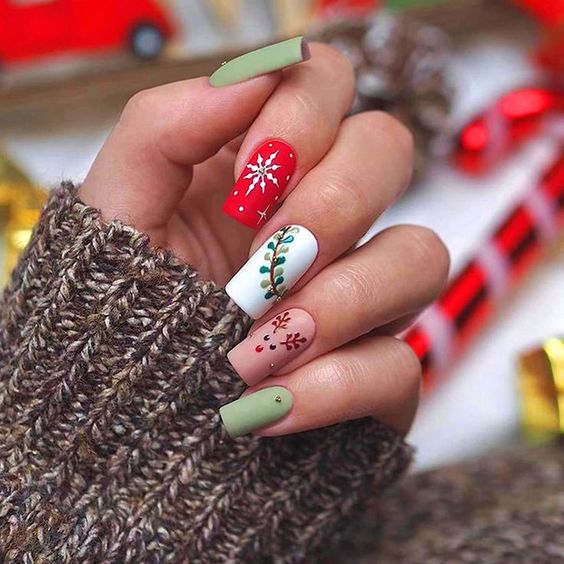 15 Simple and Elegant Christmas Nail Ideas for 2023